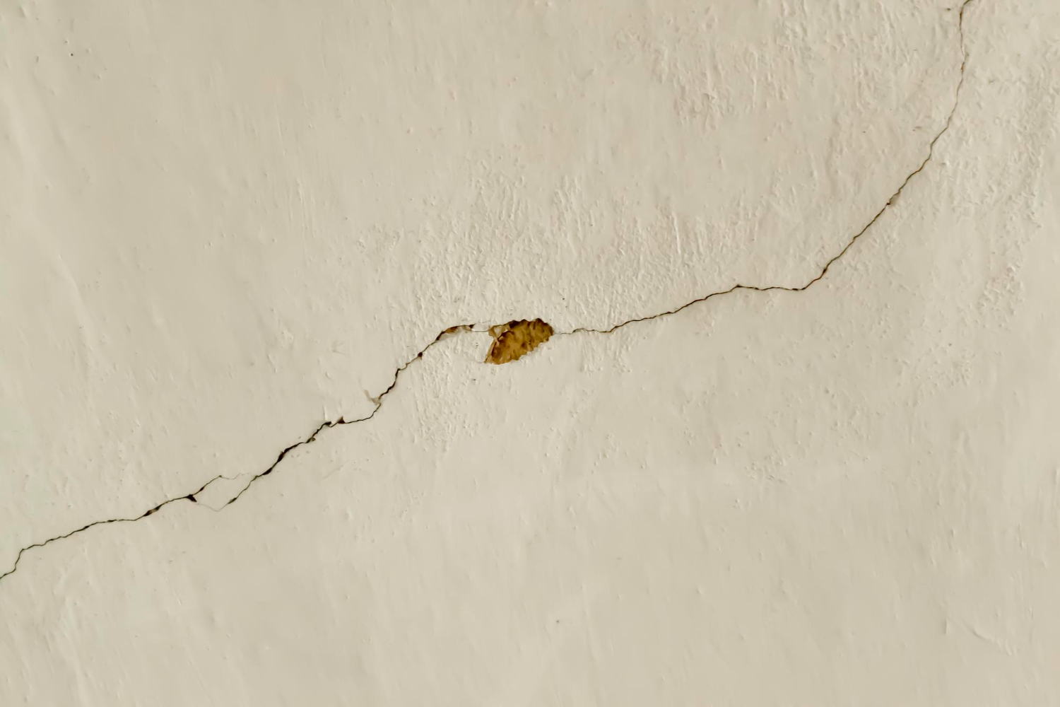 Jak naprawić pęknięcia w ścianie